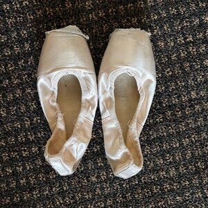 Used pointe shoes